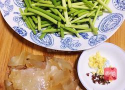 腊肉炒蒜薹的做法图解2