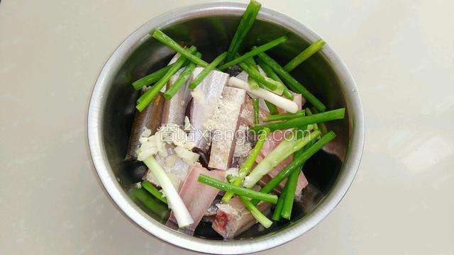 鱼切条，用料酒，盐，葱，姜，胡椒粉，拍碎的大蒜腌制十五分钟备用