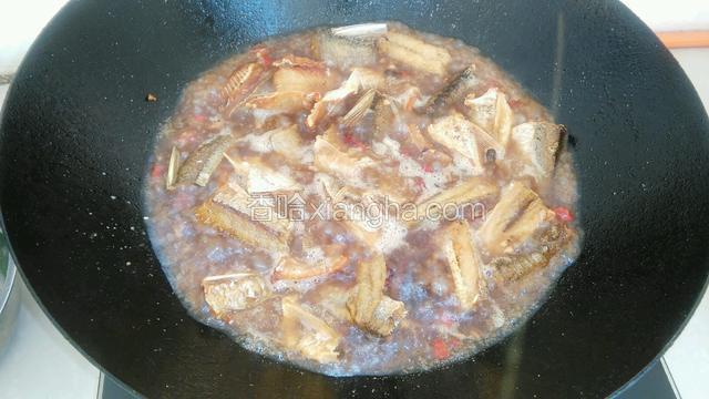 放入鱼条小火焖至，放蒸味豉油，生抽，料酒焖至