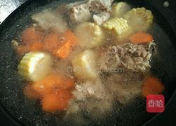 胡萝卜玉米排骨汤的做法图解6