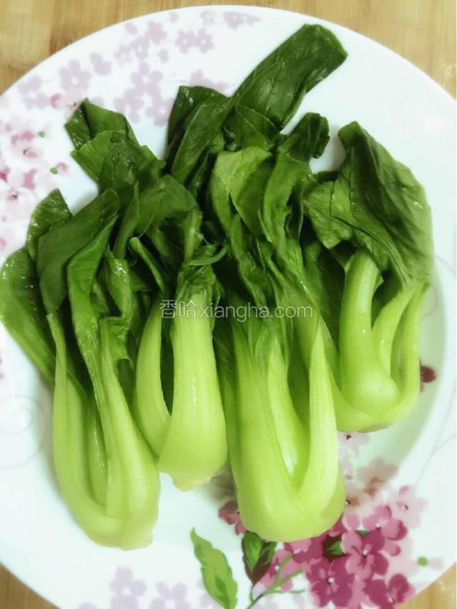 另起一锅，锅中放入少许盐把油菜焯一下备用