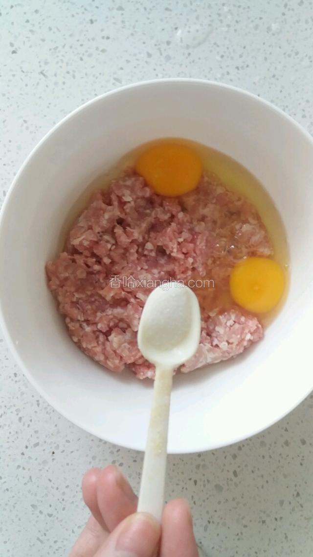 将肉解冻，打入鸡蛋。放适量的盐，盐不要放多了，这样的勺子一到两勺。适量胡椒粉，以及一汤匙料酒去腥。