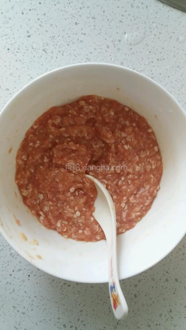 放入作料后将所有食材搅拌均匀。