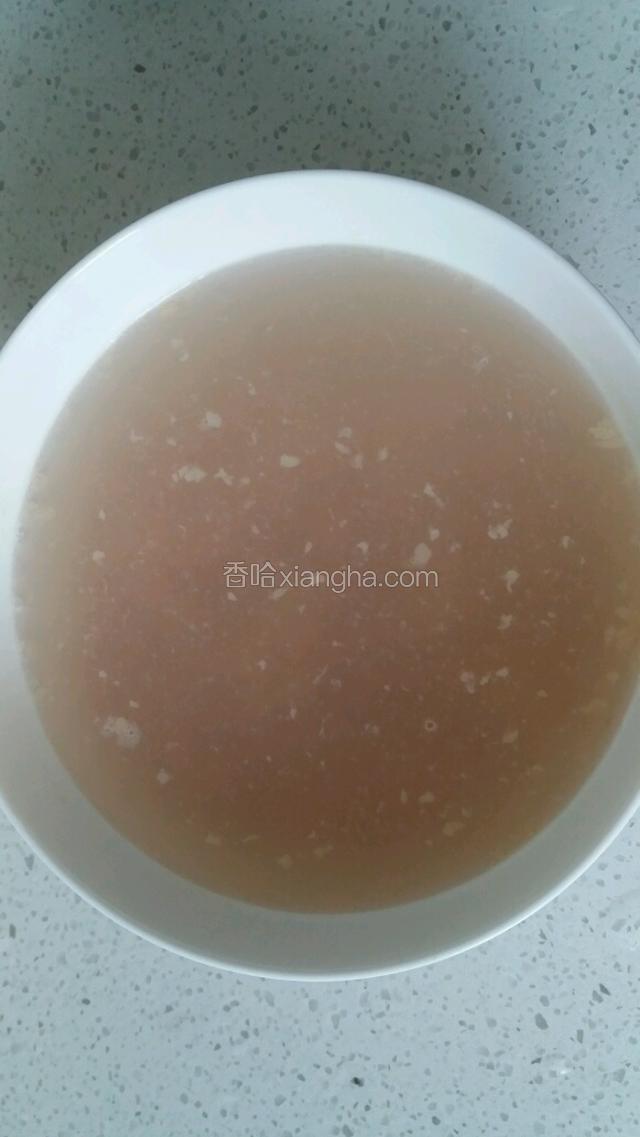 沿着碗边注水，注意不可把肉冲散了。当然肉的形状可以自己把握，喜欢做个爱心形的也可以。反正加水的时候，肉必须还是黏在一坨，不能散开。