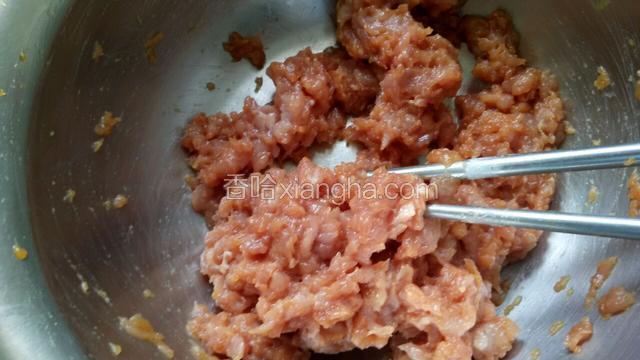 面团发酵时可以准备馅料了，猪肉剁碎加入盐生抽和适量油拌匀