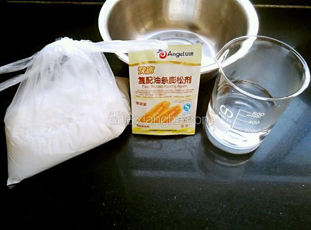 备材，400克自磨面粉，300ml水，一个容器，一包彭松粉（平时老妈都用面引子做的发酵呢，我会只能用这个了。）