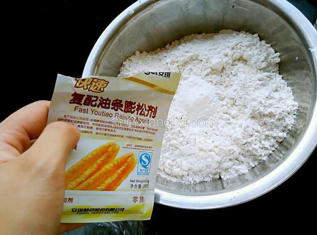 把彭松粉，到入门面里充分搅拌。（这个粉粉后面都有说明书的，按照说明书上弄就差不多，因为它说一包粉配500克面，我这要少分一点只有400克面呢。）