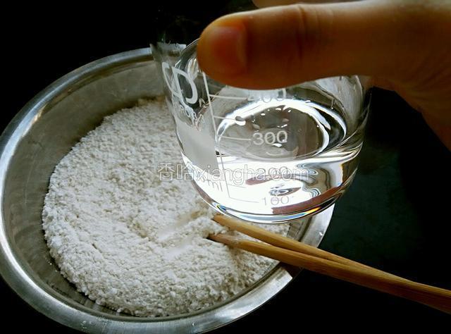 之后比较关键的步骤，要把和面的水烧到50～60度才可以，慢慢倒入面粉中。