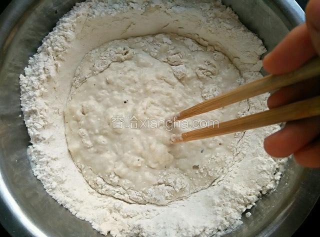 顺方向搅拌，如果觉得稍湿了点，就倒入慢慢一点面粉或色拉油。直到把所有面粉都和在一起。