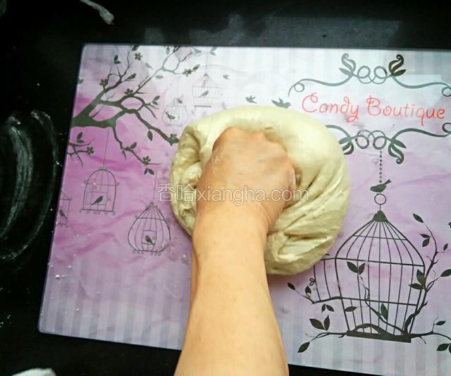 之后要稍微揣一下，把面揣的光滑服帖一点。便于切条。
