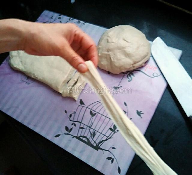 之后，两个面条条粘在一起，拉长。操作中要随时加入色拉油，防止面粘。