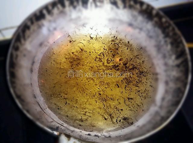 开火上锅加入多一点的油，要让油条能飘起来。
