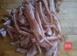 双椒拌耳丝的做法图解2