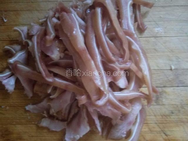 猪耳朵切成细丝备用