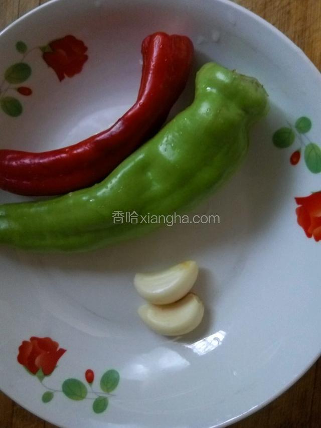 青红椒洗净，大蒜拨皮洗净