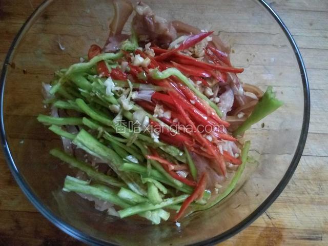 把耳丝，青红椒丝，蒜末放入容器内，加入味极鲜，香醋，鸡粉，香油搅拌均匀