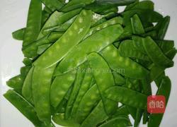 荷兰豆炒腊肠的做法图解1