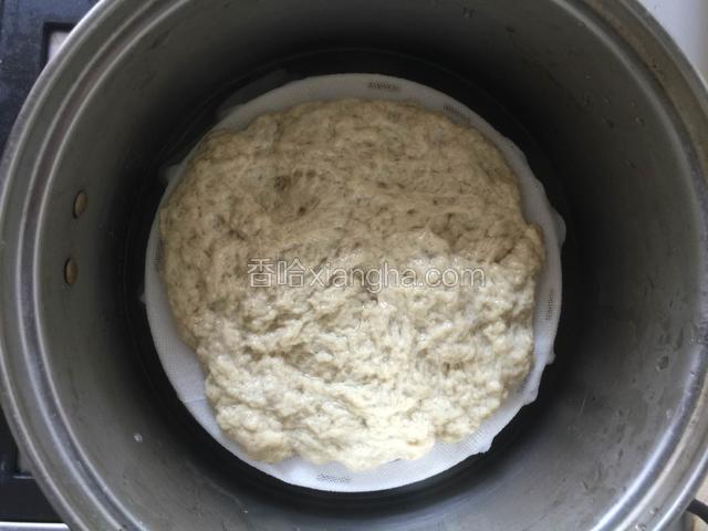 面筋放入小锅蒸熟，切块备用