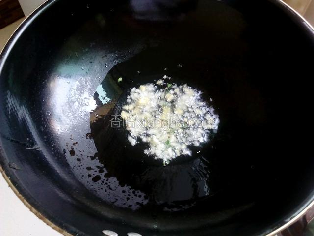 锅内放入适量的油开小火将蒜末和姜末放进去炸出香味
