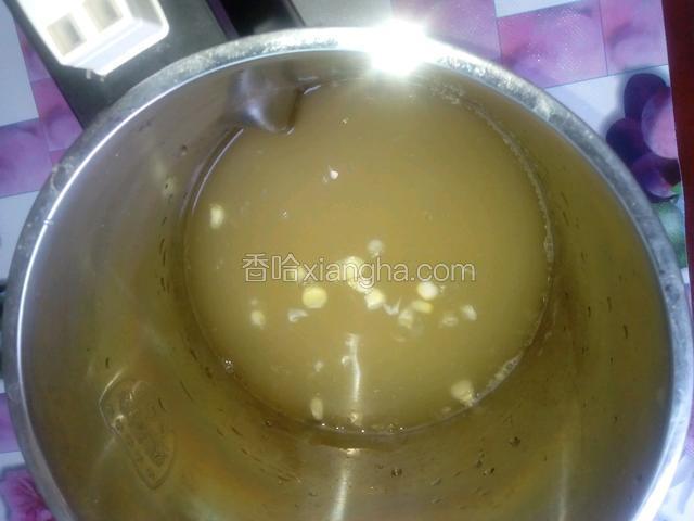将泡好的黄豆和削好的玉米粒一起放进豆浆机里，倒入适量的清水，一般我都是加水至最高水位线。