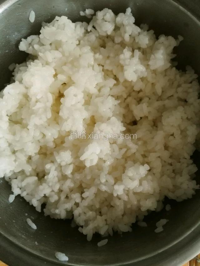 把调好的寿司醋与米饭拌匀
