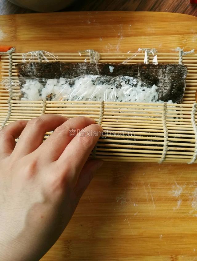 从边上开始卷，卷的时候注意帘和膜不要卷进去