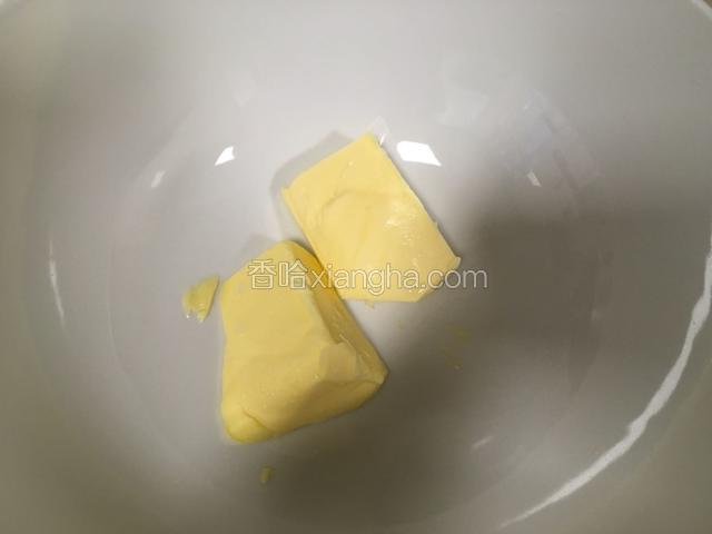先软化黄油。最近气温高，提前丢厨房搁置1个小时就软得不行了。