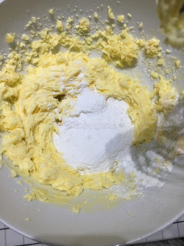 糖粉倒入黄油碗里，搅打均匀。