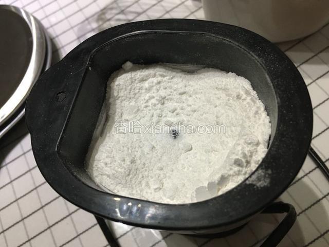 用研磨机将白砂糖研磨成糖粉，研磨后变成非常轻盈的糖粉。研磨操作不可以太提前，因为糖粉接触空气后很容易吸湿变潮。一般我都是研磨完立马用掉。