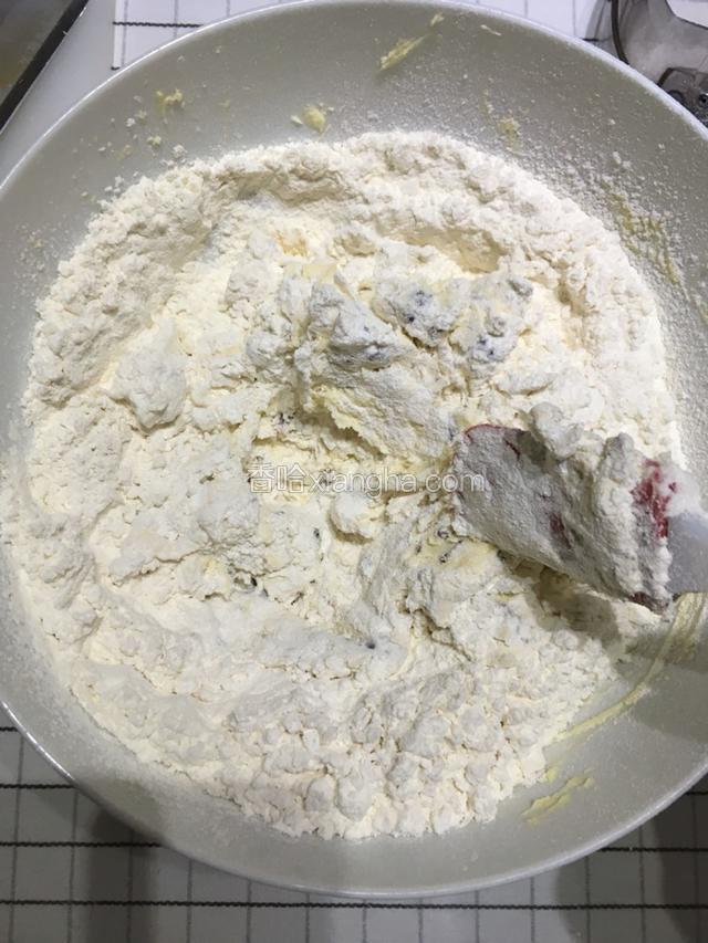 筛入面粉。用刮刀搅拌均匀。