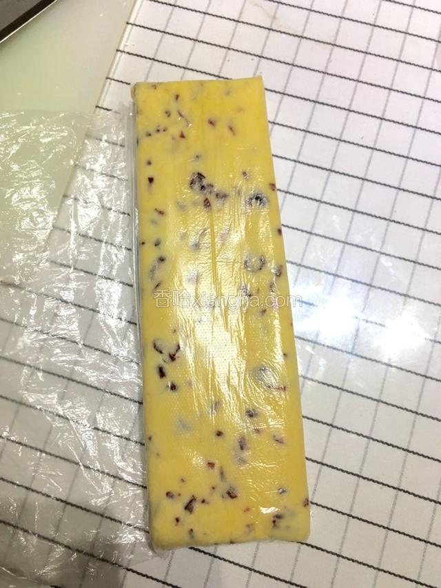 用一个保鲜膜，装入全部面糊，用手或者刀面整理成长方柱形。放入冰箱冻一个小时。