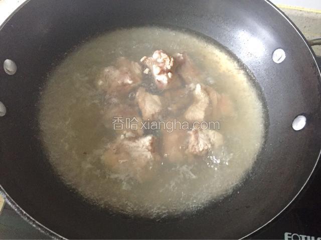 龙骨沸水快焯捞出。
