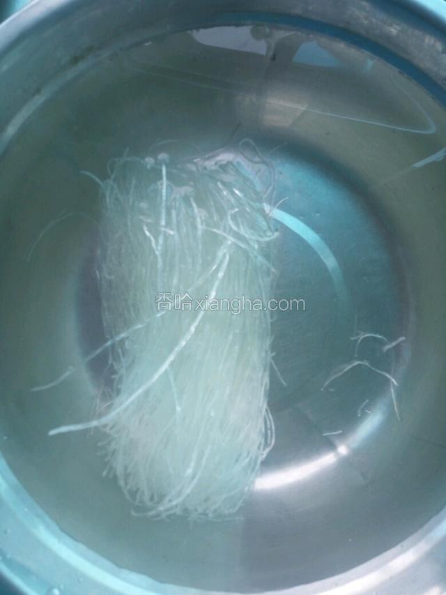 粉丝浸泡5分钟左右。