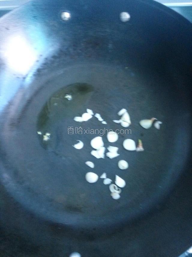 炒锅里放入少量蒜和菜籽油爆香。