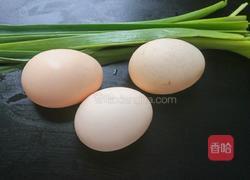 蒜苗煎蛋的做法图解1