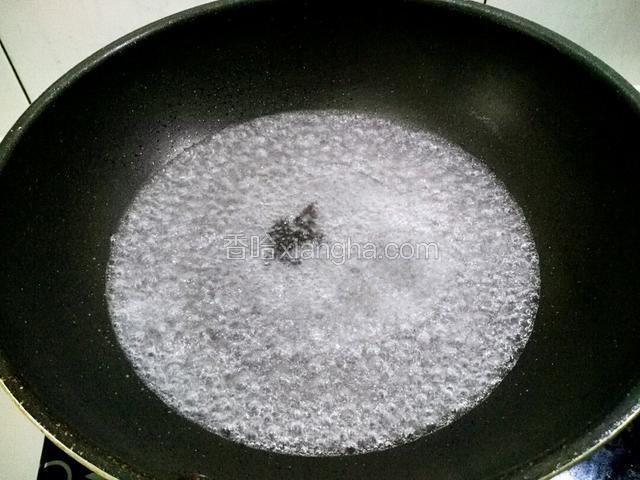 准备热锅，倒适量清水，水开下刚刚洗的小白菜