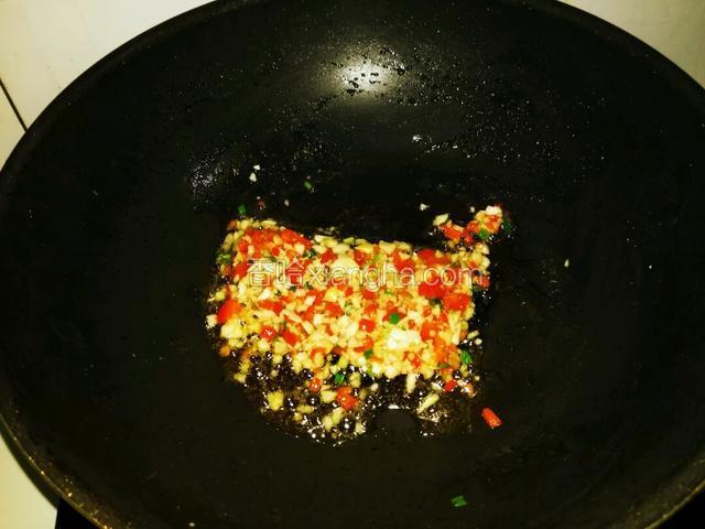 炒香的几种调料，放入胡椒粉，盐，醋一起倒锅里炒香，千万别炒胡，蒜末炒出香味就行。