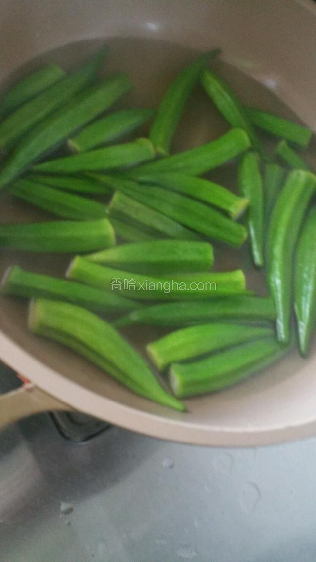 锅中加入适量水烧开，加入少许盐，油，放入秋葵焯熟