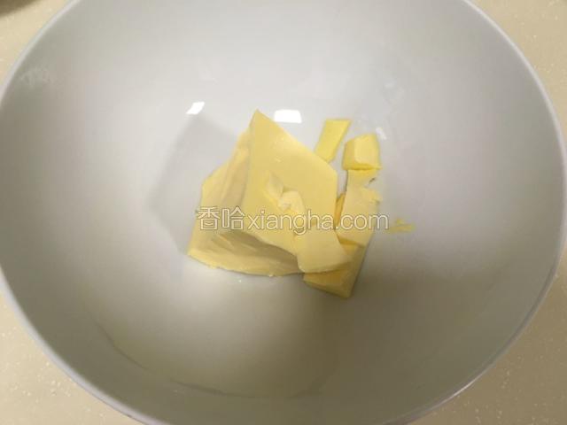 黄油室温软化。用打蛋器打散。