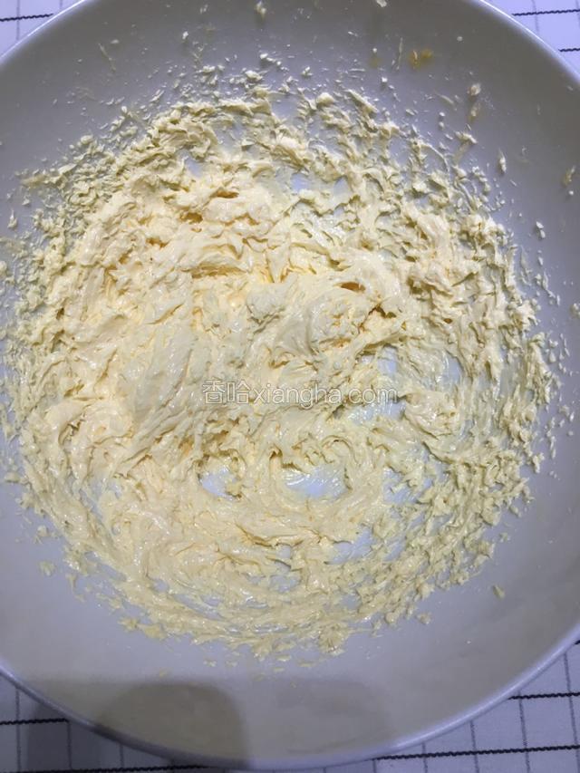 黄油打发后，体积变大，颜色变浅。