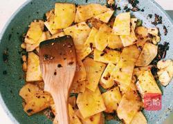 土豆片炒烤肠的做法图解2