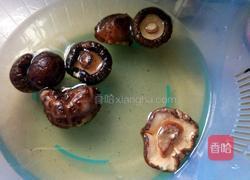 卤猪手的做法图解1