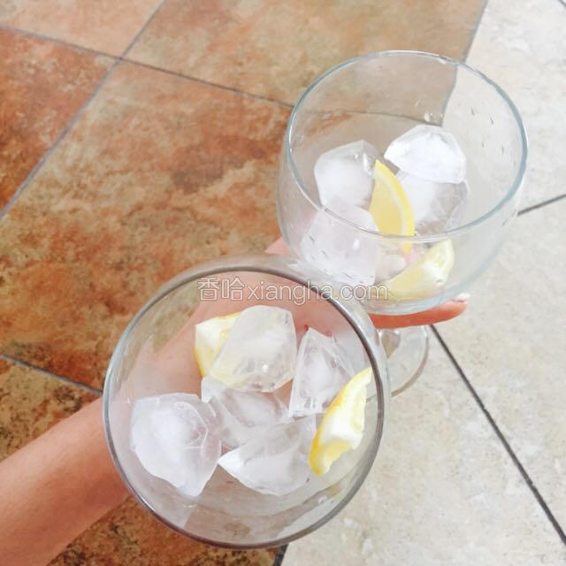 杯中挤入柠檬汁，一片柠檬切片，再加入冰块糖浆
（食材中所有的量用来做两杯，两杯平分所有食材）