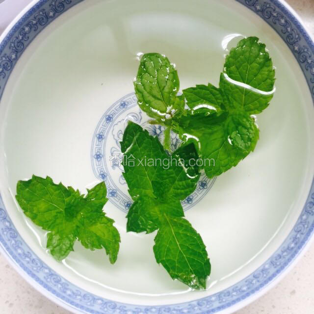 薄荷洗干净，取一半捣出香味