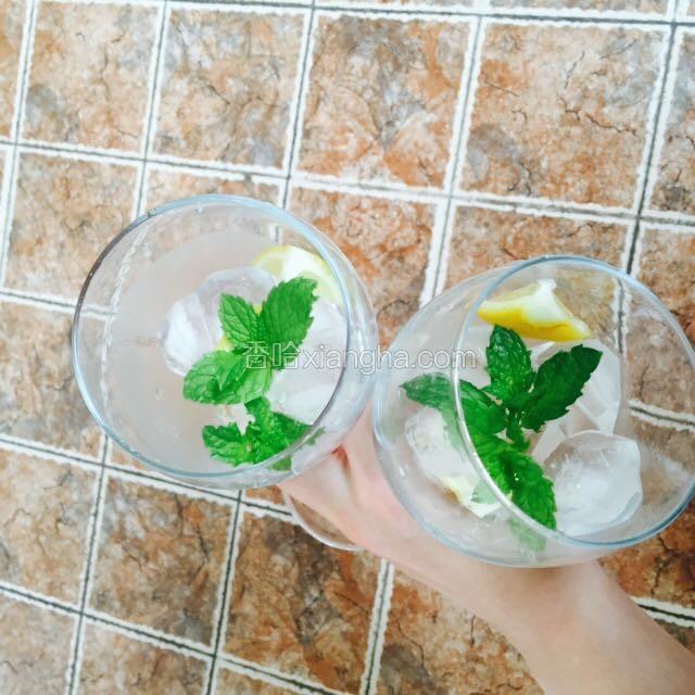 没有捣的薄荷放入杯中，备用