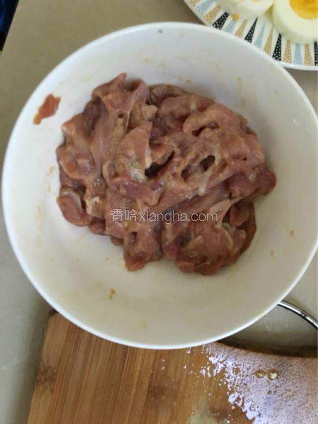 瘦肉切丝后用生粉盐生抽抓腌一下