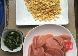 火腿肠炒玉米粒的做法图解1