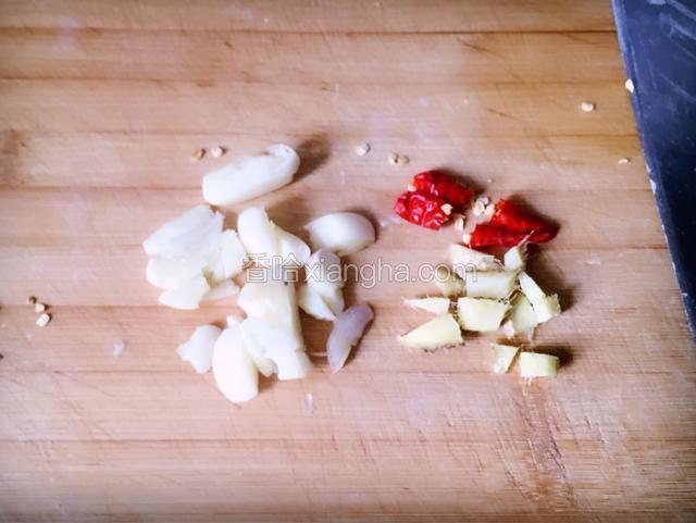 大蒜子去皮拍碎，生姜片切碎，干红椒切段