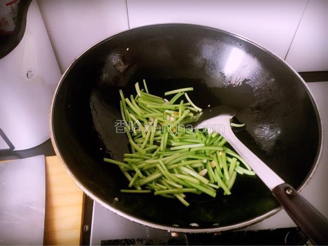 放入准备好的红薯梗子，大火翻炒