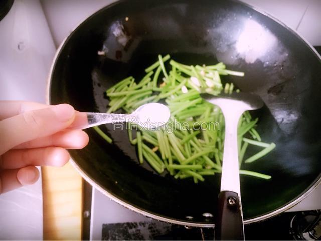 然后放入盐和白糖，翻炒均匀